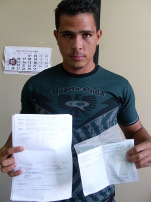 Greve nas obras de hospital em Divinópolis completa segundo dia ex-funcionrio marcos roberto que recebeu apenas um salrio em quatro meses